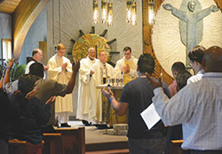 El padre franciscano Larry Janezik (izquierda), los diáconos Jeffrey Dufresne y Emilio Ferrer-Soto, el arzobispo Charles C. Thompson y el padre Thomas Schliessmann rezan el Padre Nuestro junto con la congregación durante la misa en la Iglesia de San Andrés Apóstol, el 30 de septiembre, como parte del evento arquidiocesano V Encuentro. (Foto por Natalie Hoefer)