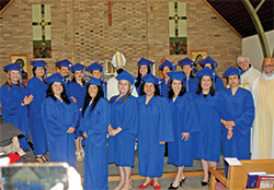 El Arzobispo Charles C. Thompson posa con los graduados del Instituto Pastoral Intercultural de la Arquidiócesis el 24 de junio en la Casa de Retiro Nuestra Señora de Fátima en Indianápolis. (Foto de John Shaughnessy)